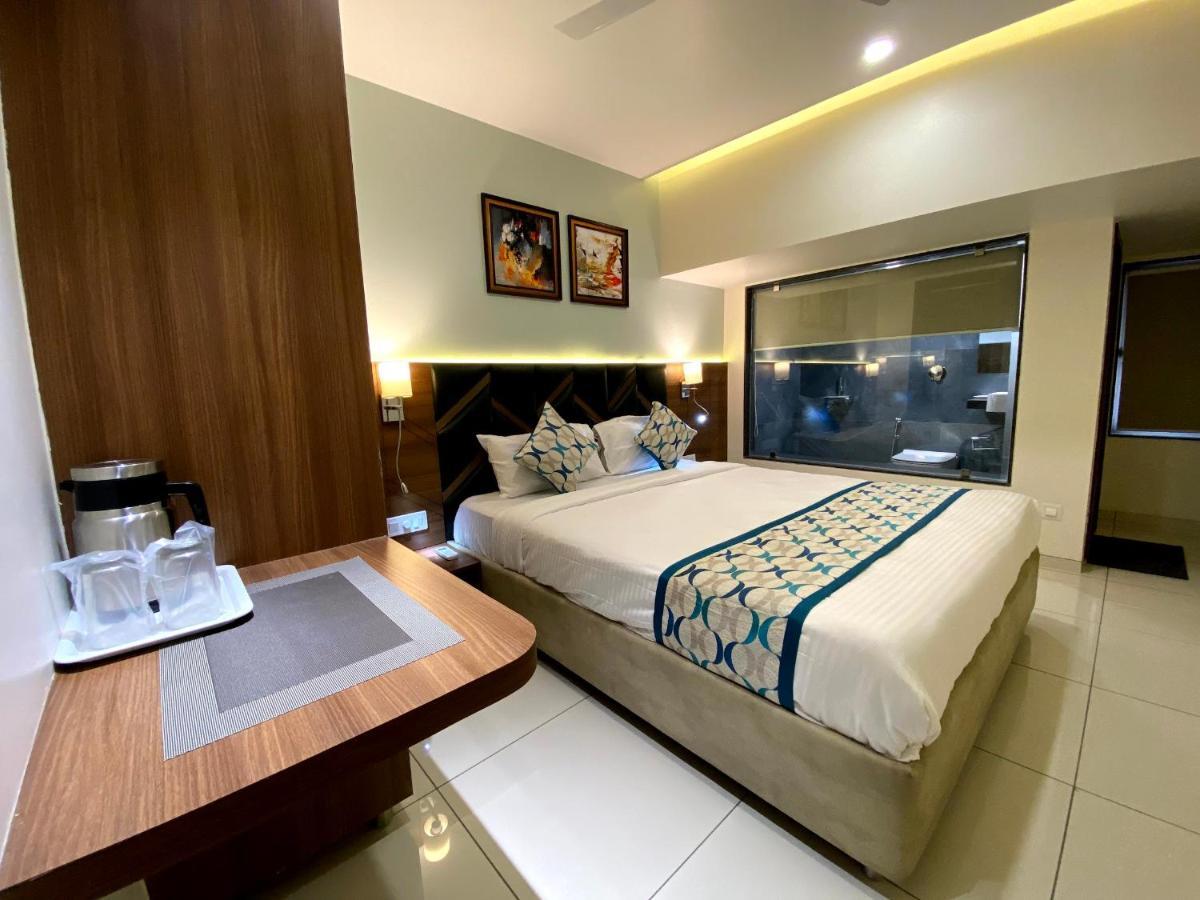 Hotel Unique By Apex Vadodara Exterior photo
